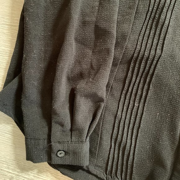 black shirt - Picture 2 of 4